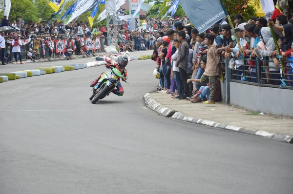 Tarakan Indonézia 2016 November Motorosok Hajtanak Sarkon Panning Effektussal — Stock Fotó