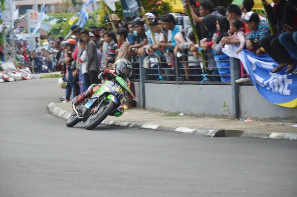 Tarakan Indonésie Novembre 2016 Motocyclistes Conduisent Autour Coin Avec Effet — Photo