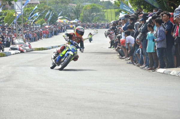 Tarakan Indonesia Noviembre 2016 Motociclistas Conducen Vuelta Esquina Con Efecto —  Fotos de Stock