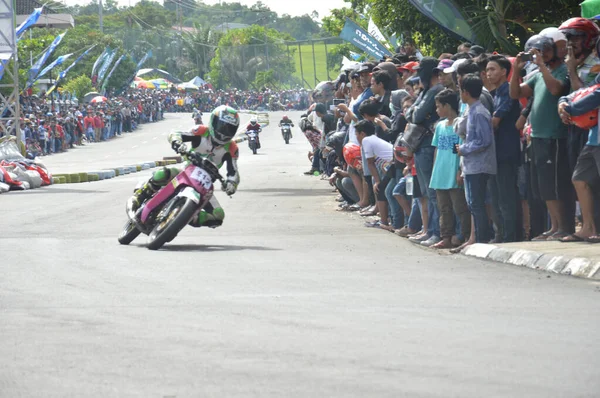 Tarakan Indonesië November 2016 Motorrijders Rijden Hoek Met Panning Effect — Stockfoto