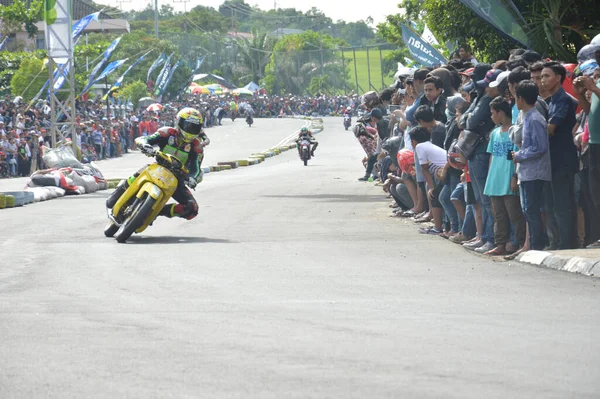 Tarakan Indonesia Noviembre 2016 Motociclistas Conducen Vuelta Esquina Con Efecto —  Fotos de Stock