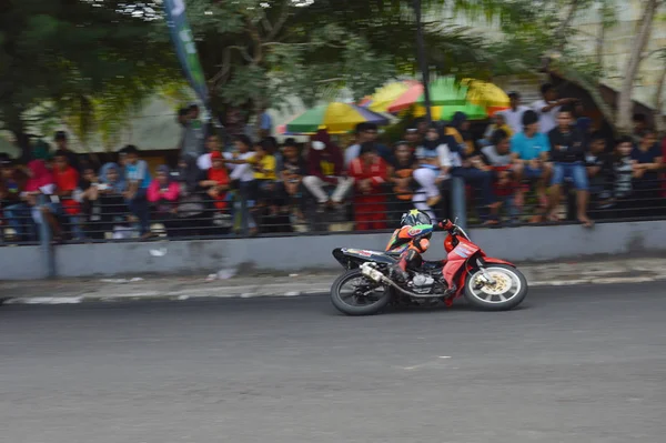 印度尼西亚 塔拉坎 2014年11月19日骑摩托车的人在拐角处开车 起到了挡风玻璃的作用 — 图库照片