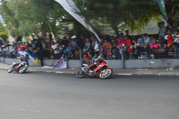 Tarakan Endonezya Kasım 2016 Motosiklet Sürücüleri Virajı Dönerek Dönüyorlar — Stok fotoğraf