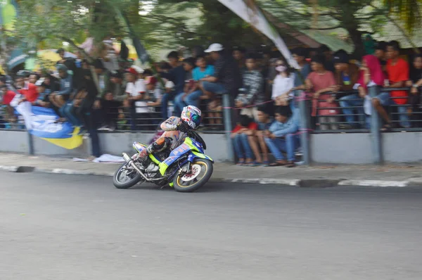 Таракан Индонезия Ноября 2016 Года Мотоциклисты Едут Углом Эффектом Панорамирования — стоковое фото