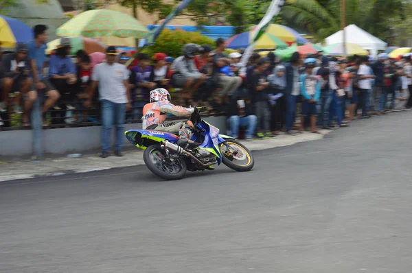 Таракан Індонезія Листопада 2016 Мотоциклісти Їдуть Рогом Ефектом Панорамування — стокове фото