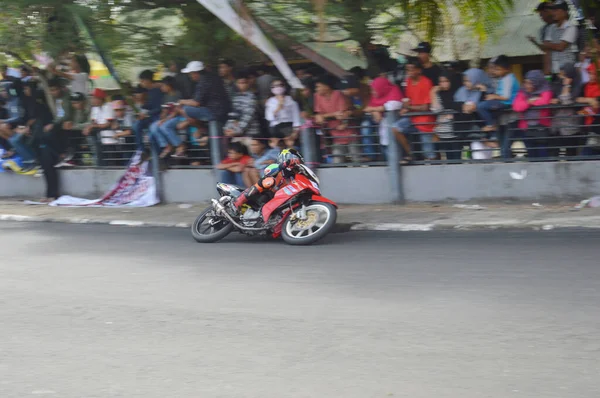印度尼西亚 塔拉坎 2014年11月19日骑摩托车的人在拐角处开车 起到了挡风玻璃的作用 — 图库照片
