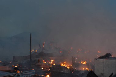 Nüfusun yoğun olduğu limanda yangınlar 