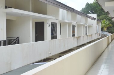 Birkaç kiralık odası olan bir bina.