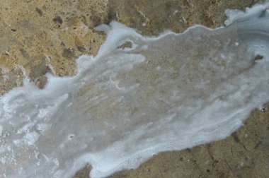 Yerde beyaz sabunlar var.