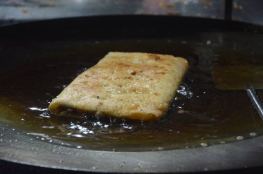 Ev yapımı Martabak Telur, Endonezya sokak yemeği. Yumurta, kıyma ve sebzeyle doldurulmuş kızarmış dürüm..