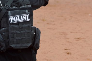 Indonessian Polis siyah anti-isyan güvenlik yelekgiyiyor