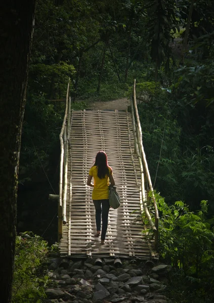 Lány Átkelt Bambusz Hídon — Stock Fotó