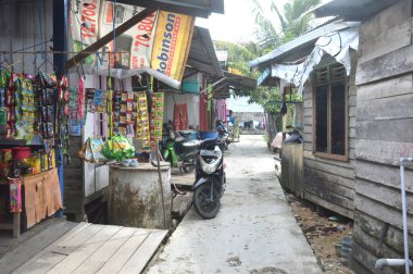 TARAKAN, INDONEZYA - 12 Aralık 2017: Tarakan, Endonezya 'da yerleşim yerinin bir köşesinde durum