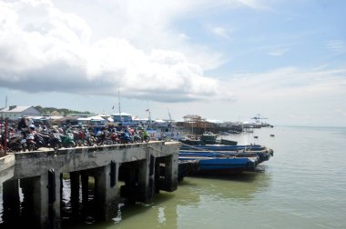 TARAKAN, INDONEZYA - 16 Şubat 2018: Tengkayu limanı Tarakan Endonezya 'daki faaliyetler