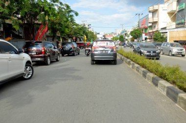 TARAKAN, İndonezya. 5 Nisan 2019, 17 Nisan 'da yapılacak seçimler öncesinde bir dizi ana kuyu yolu ve kentsel köşelerde meclis adaylarının afişi