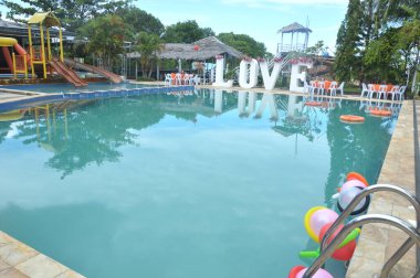 TARAKAN, İndonezya. 22 Şubat 2017: Havuzda doğum günü süsü