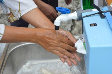 TARAKAN - INDONESIA, 27 Mart 2020: Halkın su tankından oluşan el yıkama ve el yıkama tesisleri, Tarık Kent yönetimi tarafından, Corona covid-1 'in yayılmasını önlemek amacıyla sağlanmaktadır.