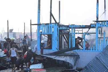 TARAKAN, İndonezya. 30 Nisan 2017: Tarakan şehrinin kıyı yerleşiminde yangın