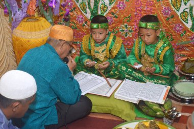 TARAKAN, INDONEZYA - 24 Nisan 2018: Khatam alquran, Kuran 'ı okumayı bitiren Müslüman çocuklar için bir gelenek.