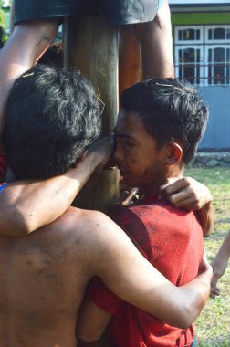 TARAKAN - İndonezya. 17 Ağustos 2019; Panjat Pinang, kaygan direğe tırmanma yarışması veya Panjat Pinang geleneksel Endonezya oyunları.