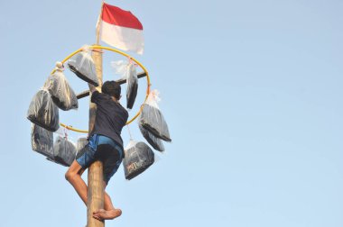 TARAKAN - İndonezya. 17 Ağustos 2019; Panjat Pinang, kaygan direğe tırmanma yarışması veya Panjat Pinang geleneksel Endonezya oyunları.