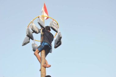 TARAKAN - İndonezya. 17 Ağustos 2019; Panjat Pinang, kaygan direğe tırmanma yarışması veya Panjat Pinang geleneksel Endonezya oyunları.