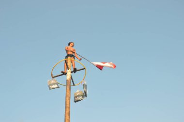 TARAKAN - İndonezya. 17 Ağustos 2019; Panjat Pinang, kaygan direğe tırmanma yarışması veya Panjat Pinang geleneksel Endonezya oyunları.