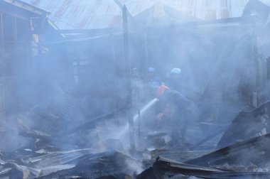 TARAKAN, İndonezya. 30 Nisan 2017: Tarakan şehrinin kıyı yerleşiminde yangın