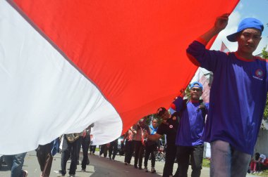 TARAKAN - İndonezya. 18 Ağustos 2019, Endonezya Cumhuriyeti 'nin bağımsızlık gününü kutlamak için düzenlenen karnaval yürüyüşlerindeki en uzun kırmızı ve beyaz Endonezya bayrak alayı.