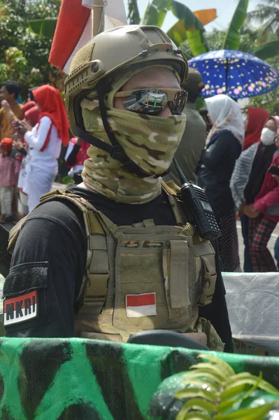 Tarakan Indonesia Agosto 2019 Participantes Vestimenta Militar Marchas Carnaval Celebrando — Foto de Stock