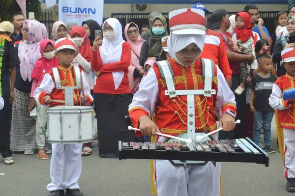 塔拉坎 印度支那 2019年8月18日 庆祝印度尼西亚共和国独立日的狂欢节游行中的鼓乐队景点 — 图库照片