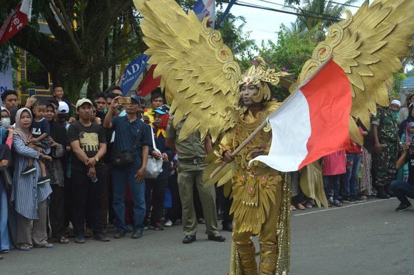 タラカン インドネシア 2019年8月18日 参加者はインドネシア独立記念日を祝うカーニバルの行進に合わせて伝統的な民族衣装を着用する — ストック写真