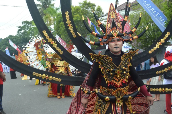 Tarakan Indonesia Augusti 2019 Deltagarna Bär Traditionella Etniska Kostymer Som — Stockfoto