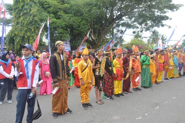 Inggris Indonesia Agustus 2019 Kelompok Siswa Mengenakan Pakaian Adat Indonesia — Stok Foto