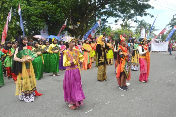 塔拉坎 印度支那 2019年8月18日 印度尼西亚学生团体在庆祝印度尼西亚共和国独立日的狂欢节游行中的服饰习俗 — 图库照片