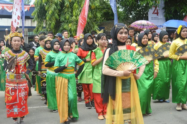 Tarakan Indonésia Agosto 2019 Estudante Trupe Costume Indonésio Vestido Carnaval — Fotografia de Stock