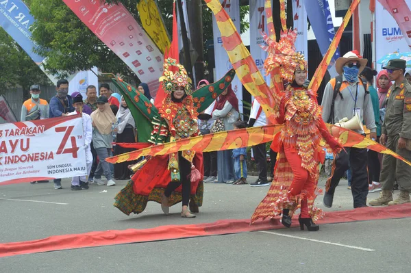 Tarakan Indonezja Sierpnia 2019 Uczestnicy Noszą Tradycyjne Stroje Etniczne Połączone — Zdjęcie stockowe