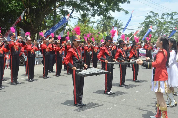 タラカン インドネシア 2019年8月18日 インドネシア独立記念日を祝うカーニバル行進のドラムバンドアトラクション — ストック写真