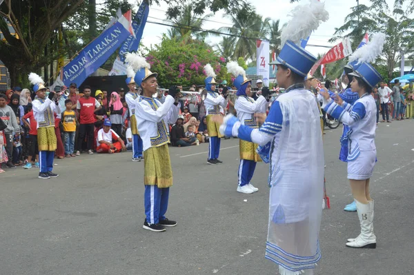タラカン インドネシア 2019年8月18日 インドネシア独立記念日を祝うカーニバル行進のドラムバンドアトラクション — ストック写真