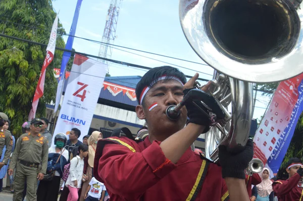 塔拉坎 印度支那 2019年8月18日 庆祝印度尼西亚共和国独立日的狂欢节游行中的鼓乐队景点 — 图库照片