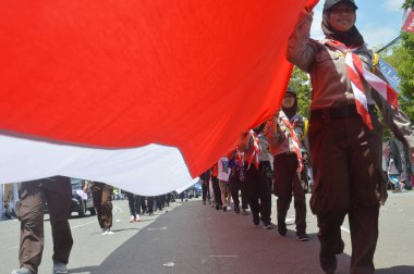 TARAKAN - İndonezya. 18 Ağustos 2019, Endonezya Cumhuriyeti 'nin bağımsızlık gününü kutlamak için düzenlenen karnaval yürüyüşlerindeki en uzun kırmızı ve beyaz Endonezya bayrak alayı.