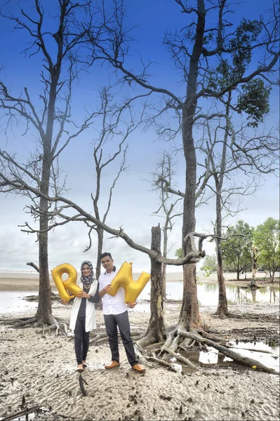 Tarakan Indonesia Februari 2017 Före Bröllopsfotografering Indonesiska Brudpar Som Bär — Stockfoto
