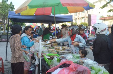 TARAKAN - INDONEZYA, 18 Mayıs 2018: Ramazan 'da oruç tutmadan önce pasta tüccarları
