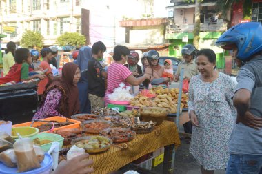 TARAKAN - INDONEZYA, 18 Mayıs 2018: Ramazan 'da oruç tutmadan önce pasta tüccarları