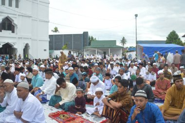 TARAKAN - INDONEZYA, 15 HAZİRAN 2018: Müslüman cemaati, bir ay süren oruç sonrasında sabah saatlerinde El Ma 'rif Kota Tarakan Endonezya' nın cami ve cami avlusunda Kurban namazı kılar
