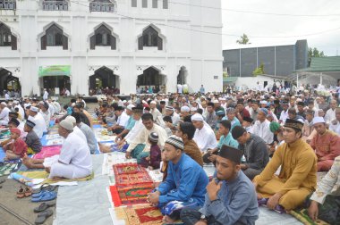 TARAKAN - INDONEZYA, 15 HAZİRAN 2018: Müslüman cemaati, bir ay süren oruç sonrasında sabah saatlerinde El Ma 'rif Kota Tarakan Endonezya' nın cami ve cami avlusunda Kurban namazı kılar