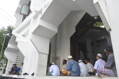 TARAKAN - INDONEZYA, 15 HAZİRAN 2018: Müslüman cemaati, bir ay süren oruç sonrasında sabah saatlerinde El Ma 'rif Kota Tarakan Endonezya' nın cami ve cami avlusunda Kurban namazı kılar