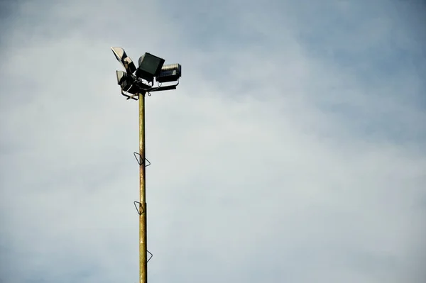 Stadion Světelné Póly Bílými Mraky Modré Nebe Pozadí — Stock fotografie