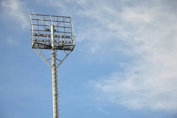 Postes Luz Del Estadio Con Nubes Blancas Fondos Cielo Azul —  Fotos de Stock