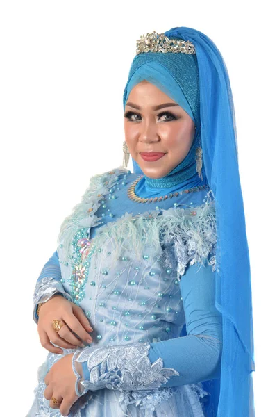 白い背景に隔離されたスカーフを着た美しいイスラム教徒の女性の肖像画 — ストック写真